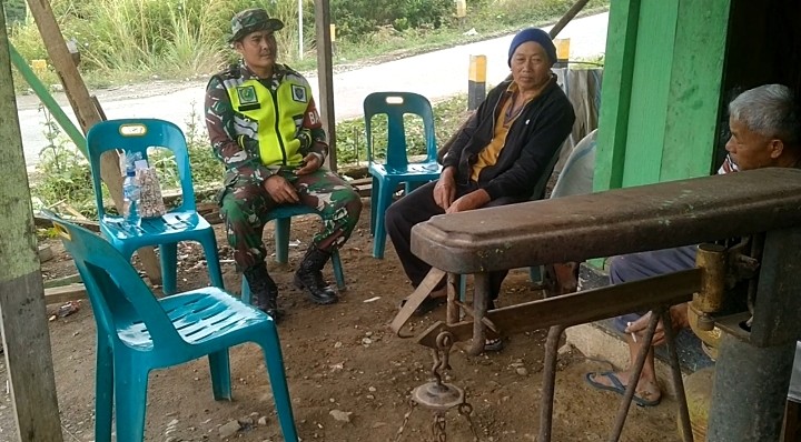 Babinsa Koramil 06/Jagong Serda Raja P Manurung melaksanakan Komsos bersama warga binaan di Desa Bukit Sari, Kecamatan Jagong Jeget, Aceh Tengah, Rabu (23/9/2026).dok:Ist