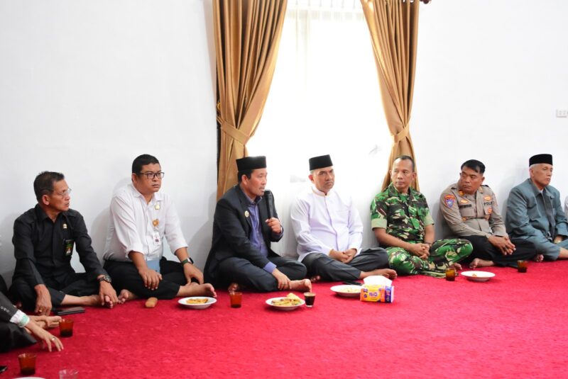 Kasdim 0106/Aceh Tengah Kapten Inf Bambang menghadiri pembahasan rencana pembangunan Masjid Agung Ruhama dan RSUD Datu Beru di Aula Masjid Agung Ruhama Takengon, Rabu (23/9/2026).dok:Ist