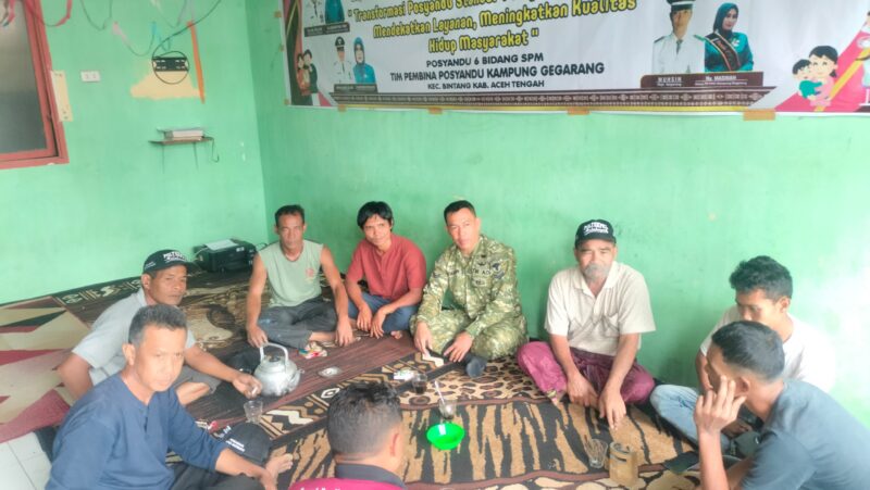 Sertu Firman melaksanakan Komsos bersama aparat desa dan masyarakat di Desa Gegarang, (25/9/2026).dok:Ist