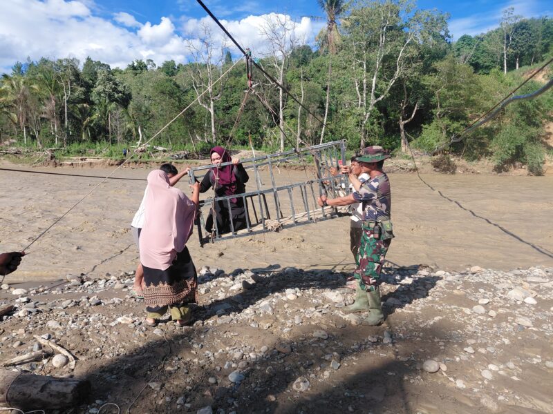 Jembatan darurat tali berkeranjang yang dibangun secara gotong royong sudah dapat dilalui warga sebagai akses sementara menuju Desa Reje Payung, Minggu (27/9/2026).dok:Ist