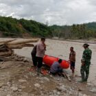 Personel Koramil 05/Linge bersama unsur terkait menyiapkan dan menguji sarana penyeberangan perahu fiber di Sungai Jambu Aye, Senin (28/9/2026).dok:Ist