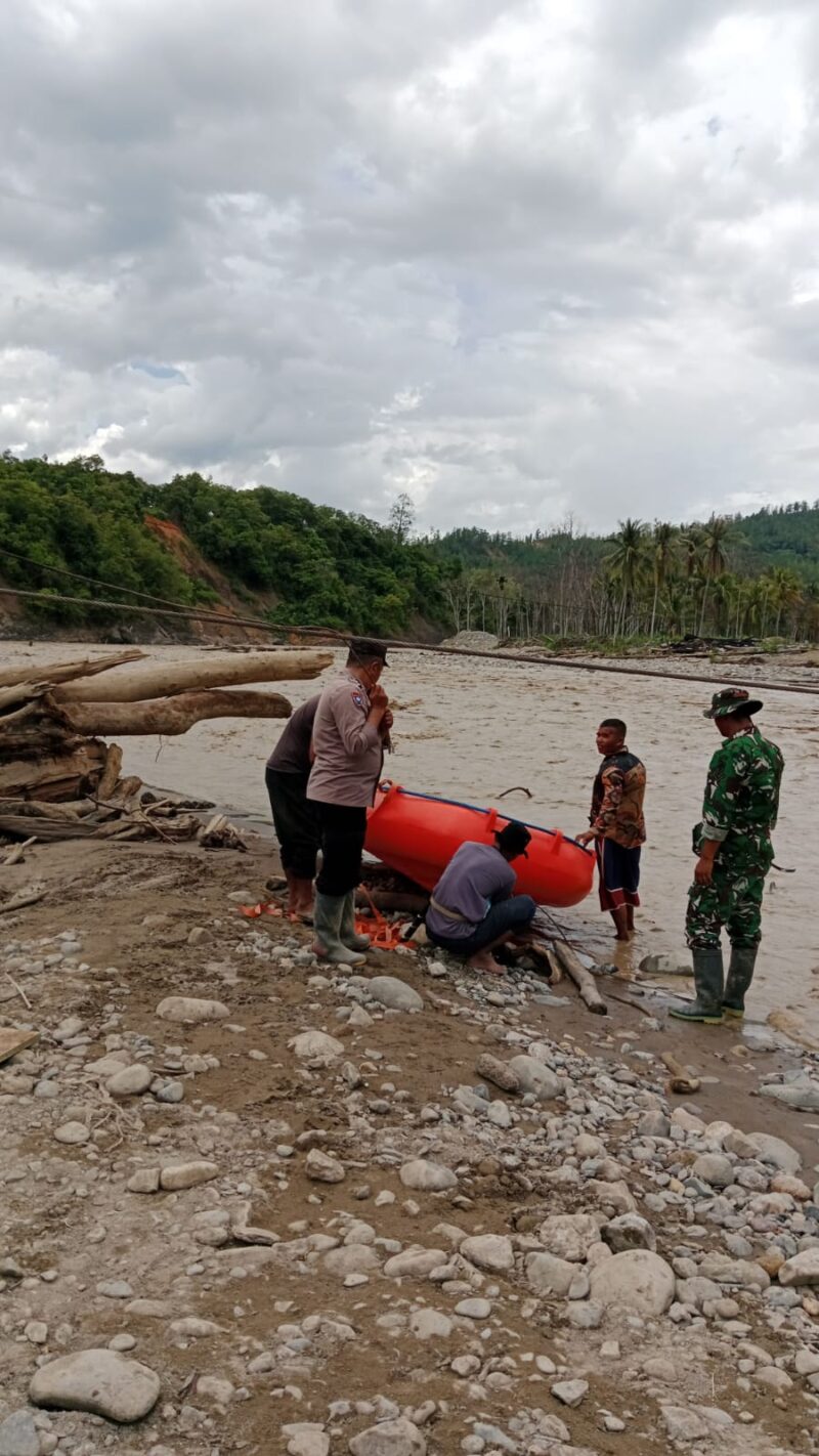 Personel Koramil 05/Linge bersama unsur terkait menyiapkan dan menguji sarana penyeberangan perahu fiber di Sungai Jambu Aye, Senin (28/9/2026).dok:Ist