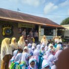 Kapolsek Bandar IPTU Dede Moerdhany bersama personel menerima kunjungan murid TK IT Darul Falah dalam kegiatan outing class di Mako Polsek Bandar, Selasa (29/9/2026).dok:Ist