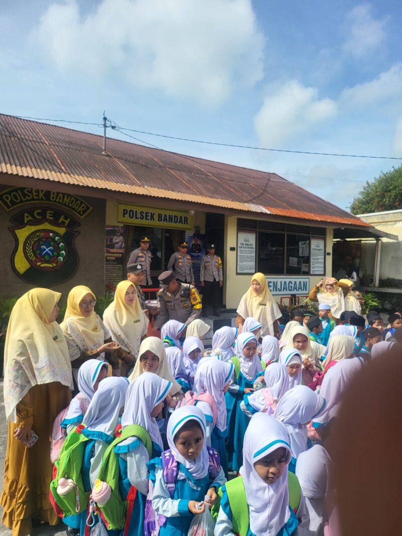 Kapolsek Bandar IPTU Dede Moerdhany bersama personel menerima kunjungan murid TK IT Darul Falah dalam kegiatan outing class di Mako Polsek Bandar, Selasa (29/9/2026).dok:Ist
