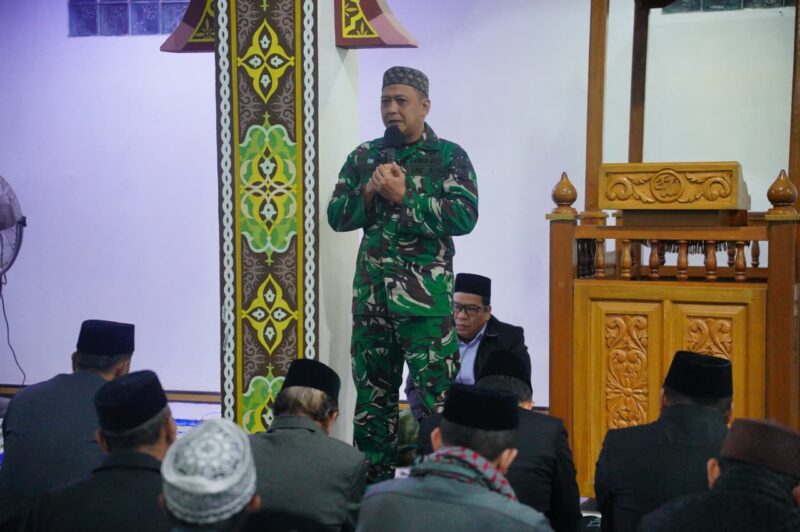 Dandim 0106/Aceh Tengah Letkol Czi Rudy Haryanto menyampaikan sambutan dalam kegiatan Safari Subuh Rabu Berkah di Masjid Sabilul Muttaqien, Lemah Burbana, (30/9/2026).dok:Ist
