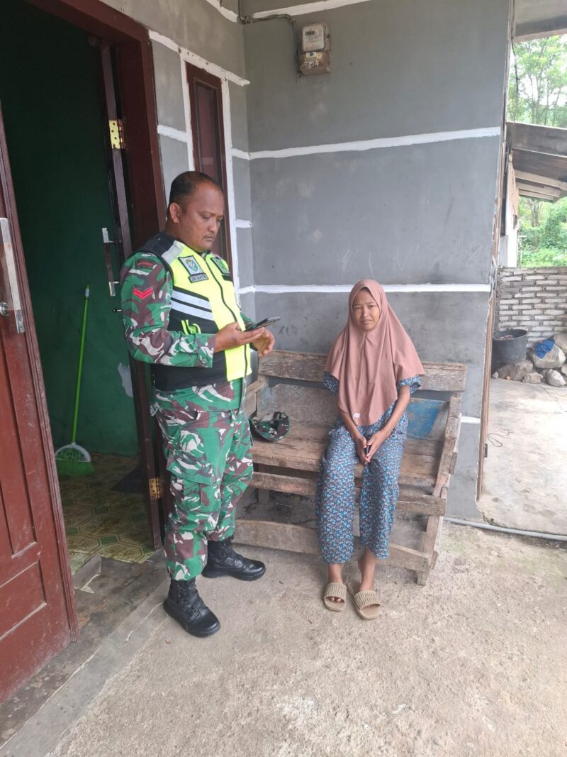 Babinsa Koramil 10/Celala Koptu Deni melaksanakan Komsos bersama warga, Rabu (30/9/2026).dok:ist