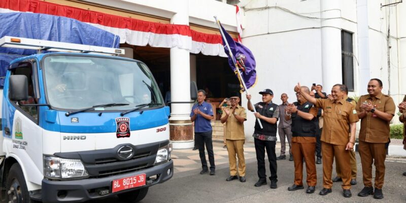 Wakil Gubernur Aceh, H. Fadhlullah, didampingi Asisten Administrasi Umum Sekda Aceh, Dr. A. Murtala, M.Si, Kadinsos Aceh, Budi Afrizal, S.KM, M.KM, Staf Ahli Gubernur Aceh Bidang Keistimewaan Aceh, Sumber Daya Manusia, dan Hubungan Kerja Sama, Dr. Husnan, ST, MP, dan Kepala Biro Administrasi Pimpinan Setda Aceh, Akkar Arafat, S.STP, M.Si, saat melepas secara simbolis pendistribusian bantuan logistik bencana ke 23 Kabupaten/Kota di Aceh, di Kantor Gubernur Aceh, Banda Aceh, Selasa (1/9/2026). Foto: Dok. Biro Adpim Setda Aceh 