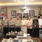 Kapolda Aceh Irjen Pol. Ruddi Setiawan menerima kunjungan silaturahmi Ketua Badan Baitul Mal Aceh (BMA) Tgk. H. Muhammad Yunus M. Yusuf di ruang kerja Kapolda Aceh, Rabu (2/9/2026). Foto: Dok. Istimewa