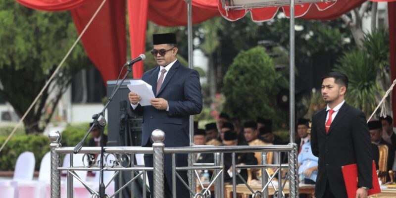 Plt. Sekda Aceh, Taufik, ST, M.Si, menyampaikan amanat saat bertindak sebagai Inspektur Upacara Peringatan Hari Pendidikan Daerah (Hardikda) Aceh ke-67, di halaman Kantor Gubernur Aceh, Banda Aceh, Rabu (2/9/2026). Foto: Dok. Biro Adpim Setda Aceh 