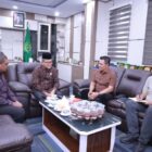 Bupati Aceh Besar H. Muharram Idris berdialog dengan Kakanwil Kemenag Aceh Drs. H. Azhari, M.Si didampingi Kakankemenag Aceh Besar saat audiensi terkait penguatan program Beut Kitab Bak Sikula dan Beut Ba’da Magrib, Kamis (3/9/2026). Foto: Dok. MC Aceh Besar