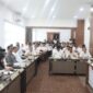 Plt. Sekda Aceh, Taufik, ST, M.Si, didampingi para Asisten, saat memimpin Rapat Persiapan Perubahan Rencana Kerja Pemerintah Aceh (RKPA) tahun 2026, di Ruang Rapat P2K Setda Aceh, Banda Aceh, Jum'at, (4/9/2026). Foto: Dok. Biro Adpim Setda Aceh 