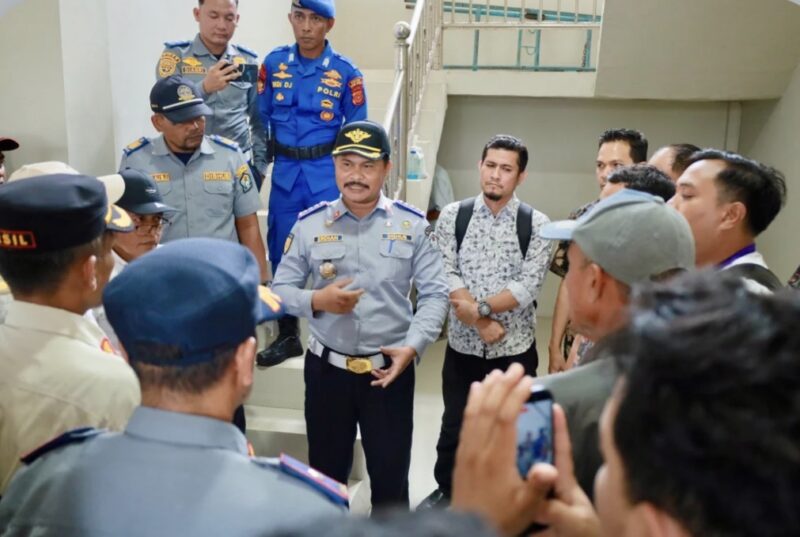 Petugas gabungan Pemkab Aceh Barat, Satpol PP, Dishub, TNI, dan Polri melakukan penguasaan fisik Pelabuhan Jetty Meulaboh sebagai aset daerah, Kamis (3/9/2026). Foto: Dok. Pemkab Aceh Barat