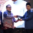 Asisten Pemerintahan, Keistimewaan Aceh, dan Kesejahteraan Rakyat Sekda Aceh, Drs. Syakir, M.Si, saat menerima penghargaan kepada Wakil Gubernur Aceh untuk kategori