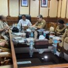 Wakil Gubernur Aceh, H. Fadhlullah, mengikuti secara daring rapat koordinasi bersama Menteri Dalam Negeri RI, Muhammad Tito Karnavian, dan Tim Satuan Tugas Percepatan Rehabilitasi dan Rekonstruksi (Satgas PRR) pascabencana yang digelar secara hybrid, dari Ruang Rapat Wakil Gubernur Aceh, Banda Aceh, Selasa (8/9/2026). Foto: Dok. Biro Adpim Setda Aceh