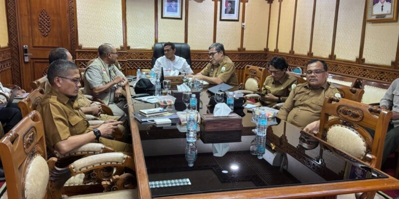 Wakil Gubernur Aceh, H. Fadhlullah, mengikuti secara daring rapat koordinasi bersama Menteri Dalam Negeri RI, Muhammad Tito Karnavian, dan Tim Satuan Tugas Percepatan Rehabilitasi dan Rekonstruksi (Satgas PRR) pascabencana yang digelar secara hybrid, dari Ruang Rapat Wakil Gubernur Aceh, Banda Aceh, Selasa (8/9/2026). Foto: Dok. Biro Adpim Setda Aceh 