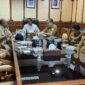 Wakil Gubernur Aceh, H. Fadhlullah, mengikuti secara daring rapat koordinasi bersama Menteri Dalam Negeri RI, Muhammad Tito Karnavian, dan Tim Satuan Tugas Percepatan Rehabilitasi dan Rekonstruksi (Satgas PRR) pascabencana yang digelar secara hybrid, dari Ruang Rapat Wakil Gubernur Aceh, Banda Aceh, Selasa (8/9/2026). Foto: Dok. Biro Adpim Setda Aceh 