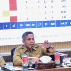 Sekda Aceh Barat Dr. Ir. Kurdi memimpin rapat intervensi percepatan realisasi Transfer ke Daerah (TKD) tahun 2026 bersama sejumlah SKPK di Meulaboh, Senin (7/9/2026). Foto: Dok. Pemkab Aceh Barat