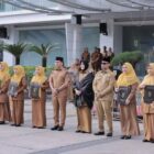 Wali Kota Banda Aceh Illiza Sa’aduddin Djamal bersama kepala puskesmas usai penyerahan SK PPK BLUD di halaman Balai Kota Banda Aceh, Senin (7/9/2026). Foto: Dok. Diskominfo Kota Banda Aceh