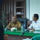 Asisten II Sekda Aceh Besar M Ali SSos MSi, berdialog dengan pihak Divisi Humas Kaninus FKG USK, di Kantor Bupati Aceh Besar, Kota Jantho, Senin (7/9/2026). Foto: Dok. MC Aceh Besar