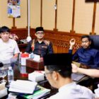Gubernur Aceh H. Muzakir Manaf, didampingi Plt. Sekda Aceh, Taufik, ST, M.Si, beserta para Asisten Sekda Aceh, saat menggelar rapat bersama para Kepala SKPA/Biro terkait, dalam rangka membahas percepatan penyediaan lahan integrasi untuk mantan kombatan Gerakan Aceh Merdeka (GAM) dan percepatan penataan Hak Guna Usaha (HGU) di Kantor Gubernur Aceh, Banda Aceh, Jum'at (11/9/2026). Foto: Dok. Biro Adpim Setda Aceh