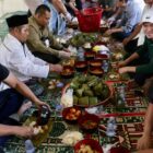 Wakil Gubernur Aceh, H. Fadhlullah, didampingi Kepala Biro Administrasi Pimpinan Setda Aceh, Akar Arafat, S.STP., M.Si, menghadiri khanduri Maulid Nabi Muhammad SAW 1448 H di Gampong Kayee Jatoe, Kecamatan Glumpang Tiga, Kabupaten Pidie, Minggu (13/9/2026). Foto: Dok. Biro Adpim Setda Aceh