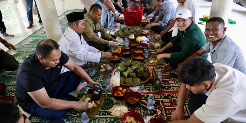Wakil Gubernur Aceh, H. Fadhlullah, didampingi Kepala Biro Administrasi Pimpinan Setda Aceh, Akar Arafat, S.STP., M.Si, menghadiri khanduri Maulid Nabi Muhammad SAW 1448 H di Gampong Kayee Jatoe, Kecamatan Glumpang Tiga, Kabupaten Pidie, Minggu (13/9/2026). Foto: Dok. Biro Adpim Setda Aceh 
