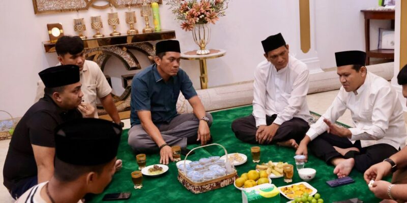 Wakil Gubernur Aceh, H. Fadhlullah, didampingi Kepala Biro Administrasi Pimpinan Setda Aceh, Akar Arafat, S.STP, M.Si, dan rombongan, bersilaturahmi dengan Ulama Kharismatik Aceh, Tgk. H. Muzakkir bin Abdullah (Waled Lapang), di Dayah Darul Muttaqin, Gampong Matang Tunong, Kecamatan Lapang, Kabupaten Aceh Utara, Minggu, (13/9/2026). Foto: Dok. Biro Adpim Setda Aceh 