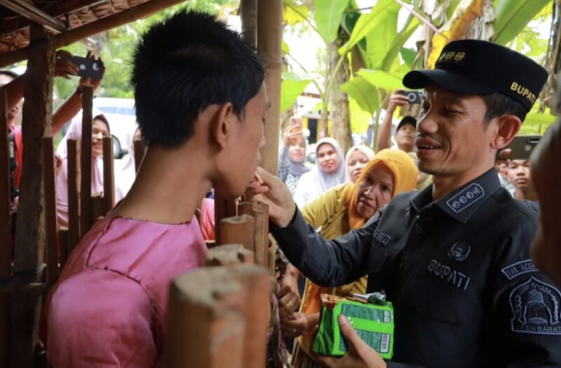 Bupati Aceh Barat Tarmizi, S.P., M.M., mengunjungi seorang anak dengan gangguan jiwa dalam kegiatan Dokter Masuk Rumah (Dokmaru) di Desa Ujong Nga, Kecamatan Samatiga, Aceh Barat, Minggu (13/9/2026). Foto: Dok. Pemkab Aceh Barat 