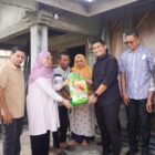 Wakil Wali Kota Banda Aceh Afdhal Khalilullah menyerahkan santunan kepada fakir uzur di Gampong Lamdingin, Kecamatan Kuta Alam, Banda Aceh, Jumat (11/9/2026). Foto: Dok. Diskominfo Kota Banda Aceh