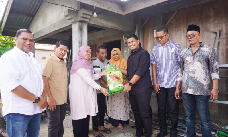 Wakil Wali Kota Banda Aceh Afdhal Khalilullah menyerahkan santunan kepada fakir uzur di Gampong Lamdingin, Kecamatan Kuta Alam, Banda Aceh, Jumat (11/9/2026). Foto: Dok. Diskominfo Kota Banda Aceh