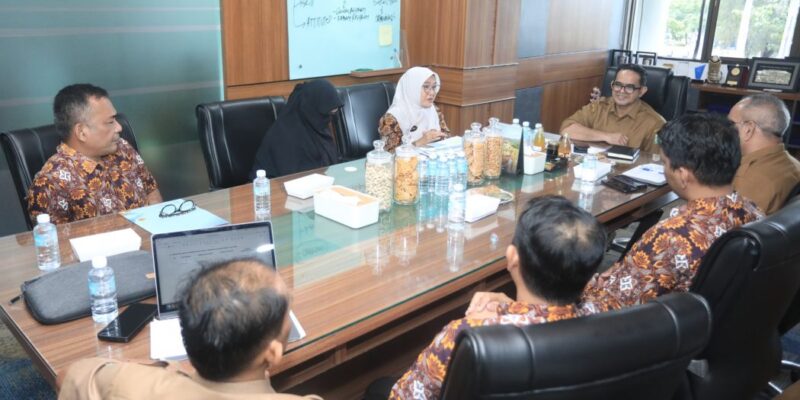Plt. Sekda Aceh, Taufik, ST, M.Si, didampingi Kepala Biro Hukum Setda Aceh, Dr. Amrizal J. Prang, SH,LL.M, menerima silaturahmi dan audiensi Kepala Perwakilan BKKBN Aceh, Safrina Salim, BKKBN Aceh beserta jajaran di Ruang Kerja Sekda Aceh, Banda Aceh, Selasa, (15/9/2026). Foto: Dok. Biro Adpim Setda Aceh 