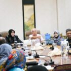 Wali Kota Banda Aceh Illiza Sa’aduddin Djamal bersama delegasi Friendship Force Oita Club Jepang saat kunjungan persahabatan di Pendopo Wali Kota Banda Aceh, Senin (14/9/2026). Foto: Dok. Prokopim Kota Banda Aceh