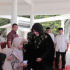 Wali Kota Banda Aceh Illiza Sa’aduddin Djamal menyerahkan santunan kepada anak yatim dalam peringatan Maulid Nabi Muhammad SAW di Pos Penjagaan Satpol PP WH Gampong Jawa, Sabtu (12/9/2026). Foto: Dok. Prokopim Kota Banda Aceh