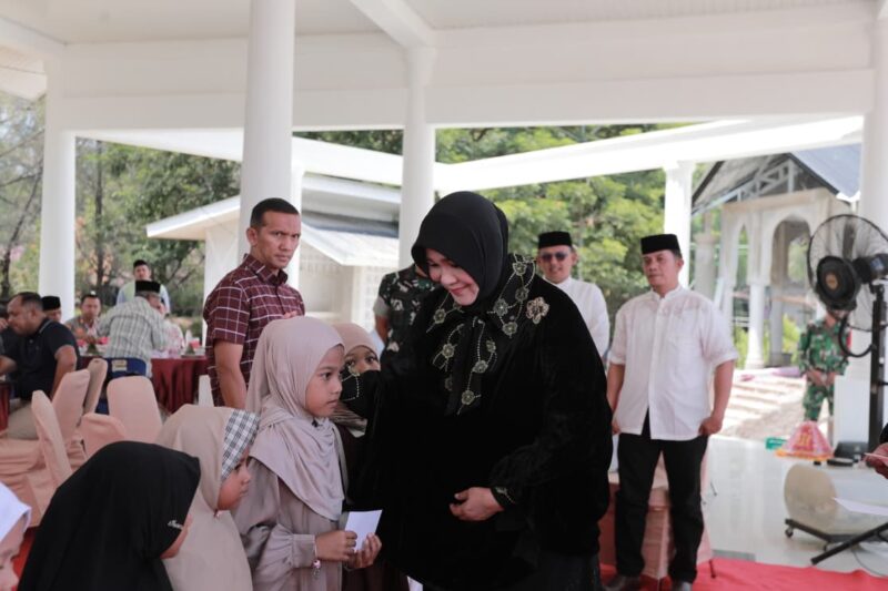 Wali Kota Banda Aceh Illiza Sa’aduddin Djamal menyerahkan santunan kepada anak yatim dalam peringatan Maulid Nabi Muhammad SAW di Pos Penjagaan Satpol PP WH Gampong Jawa, Sabtu (12/9/2026). Foto: Dok. Prokopim Kota Banda Aceh