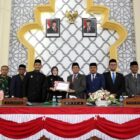 Wali Kota Banda Aceh Illiza Sa’aduddin Djamal menyerahkan Rancangan Qanun tentang Perubahan APBK Banda Aceh Tahun Anggaran 2026 kepada pimpinan DPRK Banda Aceh dalam Rapat Paripurna di Ruang Sidang Utama DPRK Banda Aceh, Senin (14/9/2026). Foto: Dok. Diskominfo Kota Banda Aceh