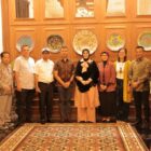 Wali Kota Banda Aceh Illiza Sa’aduddin Djamal bersama jajaran Pemerintah Kota Banda Aceh dan perwakilan APCAT foto bersama usai membahas penguatan strategi pengendalian tembakau serta perlindungan anak dan generasi muda dari bahaya rokok, Selasa (15/9/2026). Foto: Dok. Prokopim Kota Banda Aceh