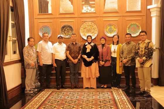 Wali Kota Banda Aceh Illiza Sa’aduddin Djamal bersama jajaran Pemerintah Kota Banda Aceh dan perwakilan APCAT foto bersama usai membahas penguatan strategi pengendalian tembakau serta perlindungan anak dan generasi muda dari bahaya rokok, Selasa (15/9/2026). Foto: Dok. Prokopim Kota Banda Aceh 