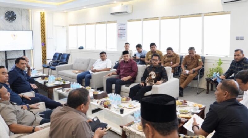 Ketua DPRA Zulfadhli bersama unsur pimpinan dan ketua fraksi DPRA menggelar pertemuan dengan Wakil Gubernur Aceh Fadhlullah untuk membahas revisi UUPA dan keberlanjutan dana Otsus Aceh di Ruang Rapat Ketua DPRA, Senin (14/9/2026). Foto: Dok. DPRA