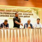 Bupati Aceh Besar, H Muharram Idris sampaikan sambutan dan arahan pada Rapat dan Silaturrahmi Penitia Pemekaran Aceh Besar bersama Bupati Aceh Besar di The Pade Hotel, Kecamatan Darul Imarah, Aceh Besar, Senin (14/9/2026) malam. Foto: Dok. MC Aceh Besar