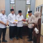Wakil Bupati Aceh Besar Drs Syukri menyerahkan cenderamata dari Pemerintah Aceh kepada ahli waris keluarga pahlawan T Nyak Makam di ruang kerja Wabup Aceh Besar, Rabu (16/9/2026). Foto: Dok. Prokopim Pemkab Aceh Besar