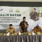 Kejati Aceh bersama Dinas Pendidikan Dayah Aceh dan Bank Aceh Syariah memberikan penyuluhan hukum serta edukasi literasi keuangan syariah kepada santri Dayah Raudhatun Najah, Kota Langsa, Jumat (11/9/2026). Foto: Dok. Istimewa
