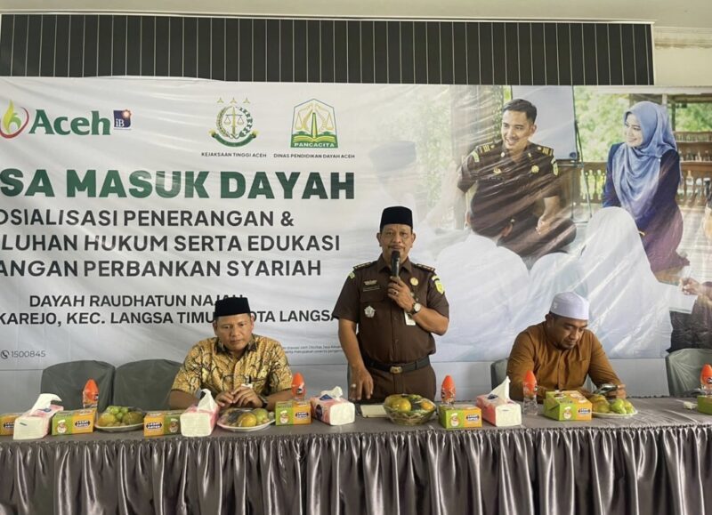 Kejati Aceh bersama Dinas Pendidikan Dayah Aceh dan Bank Aceh Syariah memberikan penyuluhan hukum serta edukasi literasi keuangan syariah kepada santri Dayah Raudhatun Najah, Kota Langsa, Jumat (11/9/2026). Foto: Dok. Istimewa 