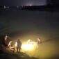 Petugas mengevakuasi korban kecelakaan lalu lintas tunggal yang terjatuh ke sungai di Jalan Tanggul Pelabuhan Ulee Lheue, Gampong Pande, Banda Aceh, Jumat (18/9/2026) malam. Foto: Dok. Istimewa 