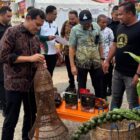 Wakil Gubernur Aceh, H. Fadhlullah, didampingi Kepala Biro Administrasi Pimpinan Setda Aceh, Akkar Arafat, S.STP, M.Si, mengamati aneka kerajinan saat mengunjungi Expo Pembangunan dan UMKM dalam rangka HUT ke-515 Kab. Pidie, di Pidie Convention Center (PCC), Kamis, (17/9/2026). Foto: Dok. Biro Adpim Setda Aceh