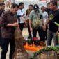 Wakil Gubernur Aceh, H. Fadhlullah, didampingi Kepala Biro Administrasi Pimpinan Setda Aceh, Akkar Arafat, S.STP, M.Si, mengamati aneka kerajinan saat mengunjungi Expo Pembangunan dan UMKM dalam rangka HUT ke-515 Kab. Pidie, di Pidie Convention Center (PCC), Kamis, (17/9/2026). Foto: Dok. Biro Adpim Setda Aceh 