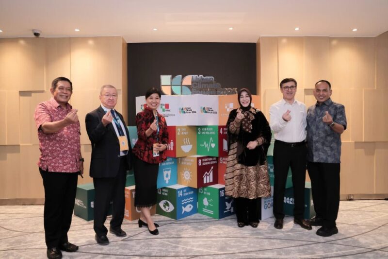 Wali Kota Banda Aceh Illiza Sa’aduddin Djamal foto bersama usai menjadi narasumber pada Monitoring dan Evaluasi Pelaksanaan Kerja Sama UCLG-ASPAC dan Kementerian Dalam Negeri RI Tahun 2024–2027 di Pullman Thamrin Hotel, Kamis (17/9/2026). Foto: Dok. Diskominfo Kota Banda Aceh