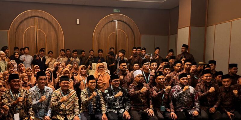 Wakil Gubernur Aceh, H. Fadhlullah, foto bersama saat bersilaturahmi dengan para peserta dan pelatih khafilah Aceh yang mengikuti ajang MTQ Nasional XXXI tahun 2026 serta Mahasiswa-Mahasiswi asal Aceh, di Semarang, Sabtu, (19/9/2026). Foto: Dok. Biro Adpim Setda Aceh 