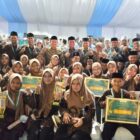 Wakil Gubernur Aceh, H. Fadhlullah, foto bersama dengan para peserta dan pelatih khafilah Aceh yang mengikuti ajang MTQ Nasional XXXI tahun 2026 di Semarang, Sabtu, (19/9/2026). Foto: Dok. Biro Adpim Setda Aceh 