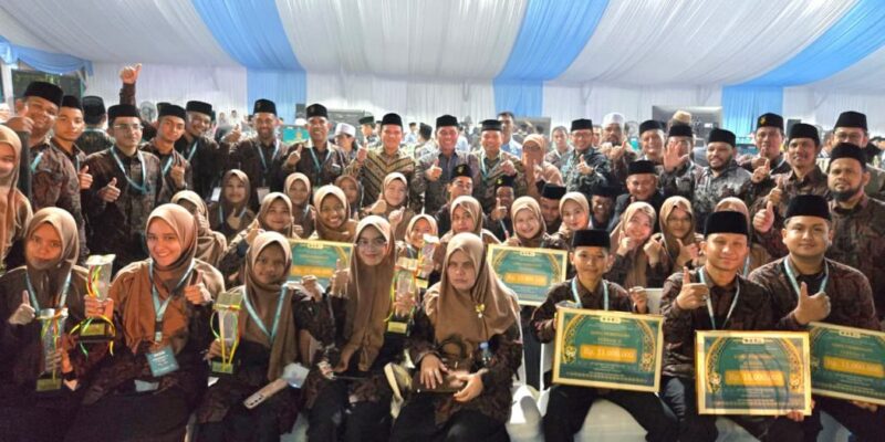 Wakil Gubernur Aceh, H. Fadhlullah, foto bersama dengan para peserta dan pelatih khafilah Aceh yang mengikuti ajang MTQ Nasional XXXI tahun 2026 di Semarang, Sabtu, (19/9/2026). Foto: Dok. Biro Adpim Setda Aceh 