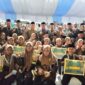 Wakil Gubernur Aceh, H. Fadhlullah, foto bersama dengan para peserta dan pelatih khafilah Aceh yang mengikuti ajang MTQ Nasional XXXI tahun 2026 di Semarang, Sabtu, (19/9/2026). Foto: Dok. Biro Adpim Setda Aceh 